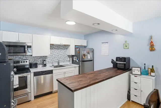 $299,900 | 84 Twin Oaks Terrace, South Burlington, VT 05403