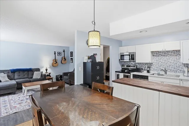 $299,900 | 84 Twin Oaks Terrace, South Burlington, VT 05403