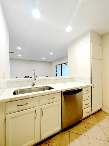 $3,000 | 3516 Bellaire Boulevard, West University Place, TX 77025