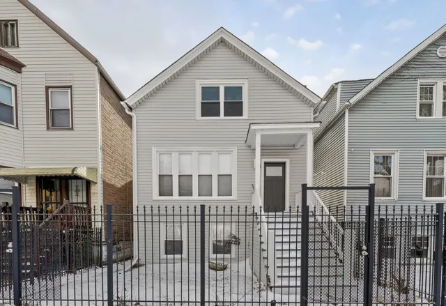 $399,900 | 4845 West Congress Parkway, Chicago, IL 60644