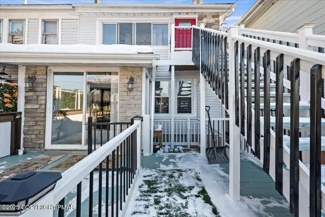 a city street filled with traffic