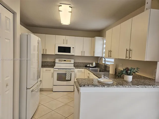 $3,200 | Lakes of Western Pines, Pembroke Pines, FL 33028