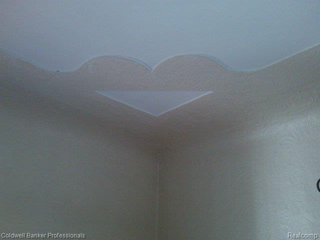816 Academy Road Holly, MI 48442 - Photo 9 of 20 ceiling detail Academy IMG00509-
