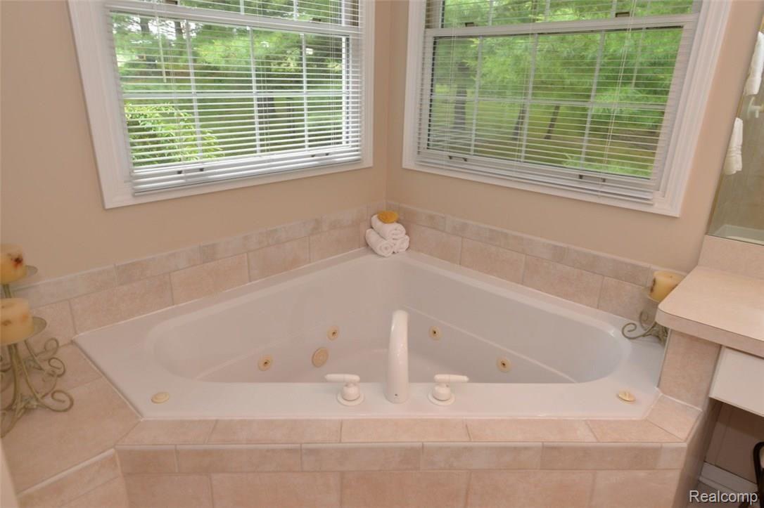 330 Ridgemont Road Oxford, MI 48370 - Photo 28 of 48 Jetted Tub