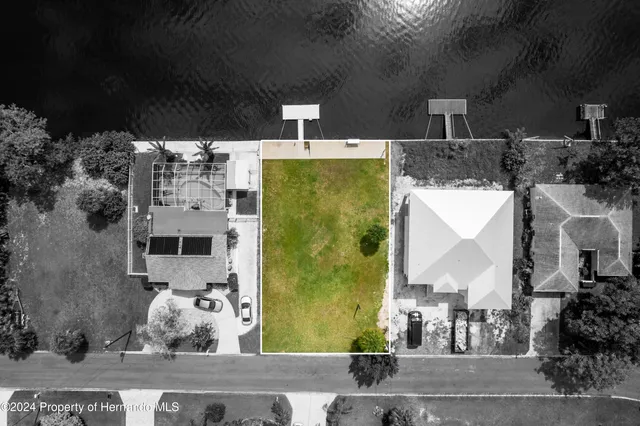 a view of a back yard of the house