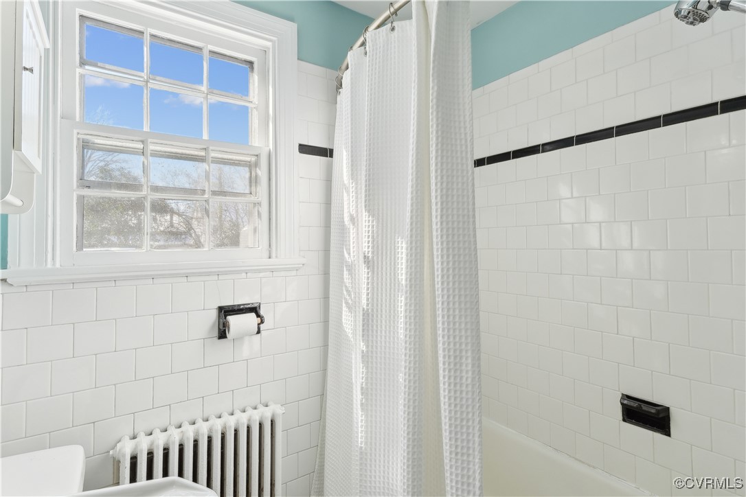 7501 Glebe Road Henrico, VA 23229 - Photo 13 of 19 Upstairs Full Bath w original black and white tile