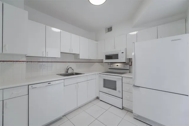 $3,400 | 1980 South Ocean Drive, Unit 18G, Hallandale Beach, FL 33009