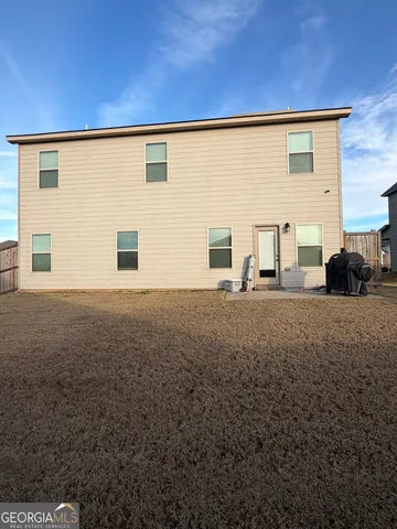 a view of a house with backyard
