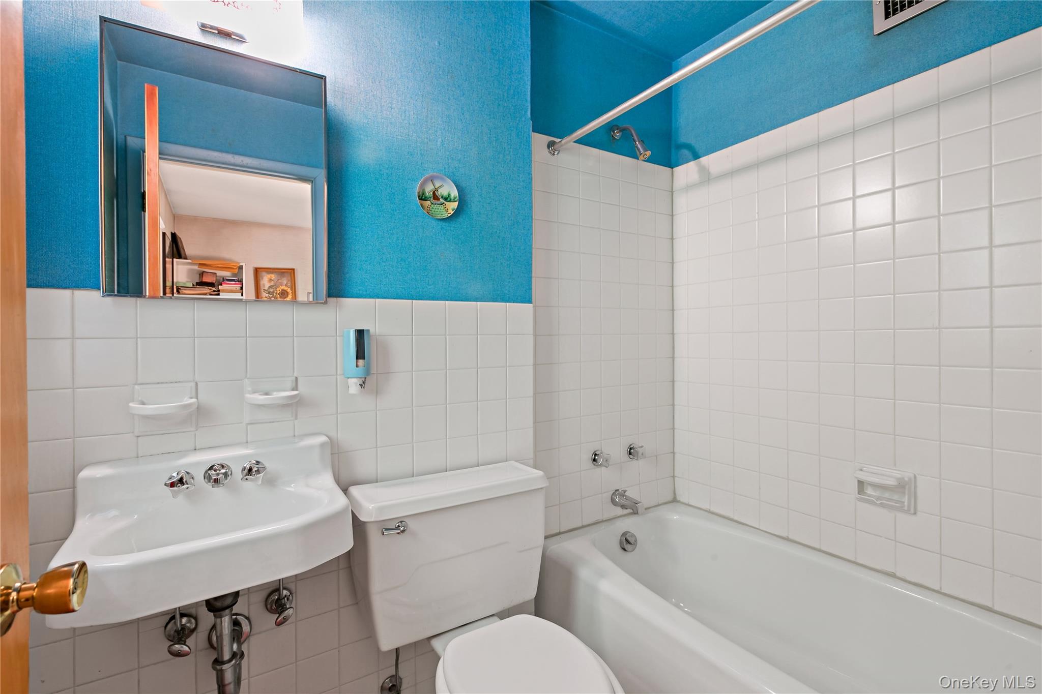 16 Meadow Road Scarsdale, NY 10583 - Photo 15 of 47 a bathroom with a sink a toilet and a bathtub