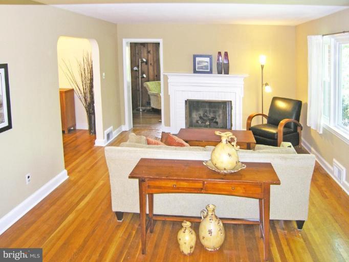 407 Mansfield Road Silver Spring, MD 20910 - Photo 14 of 21 Living Room