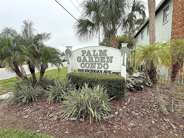 a sign that is sitting in front of a building