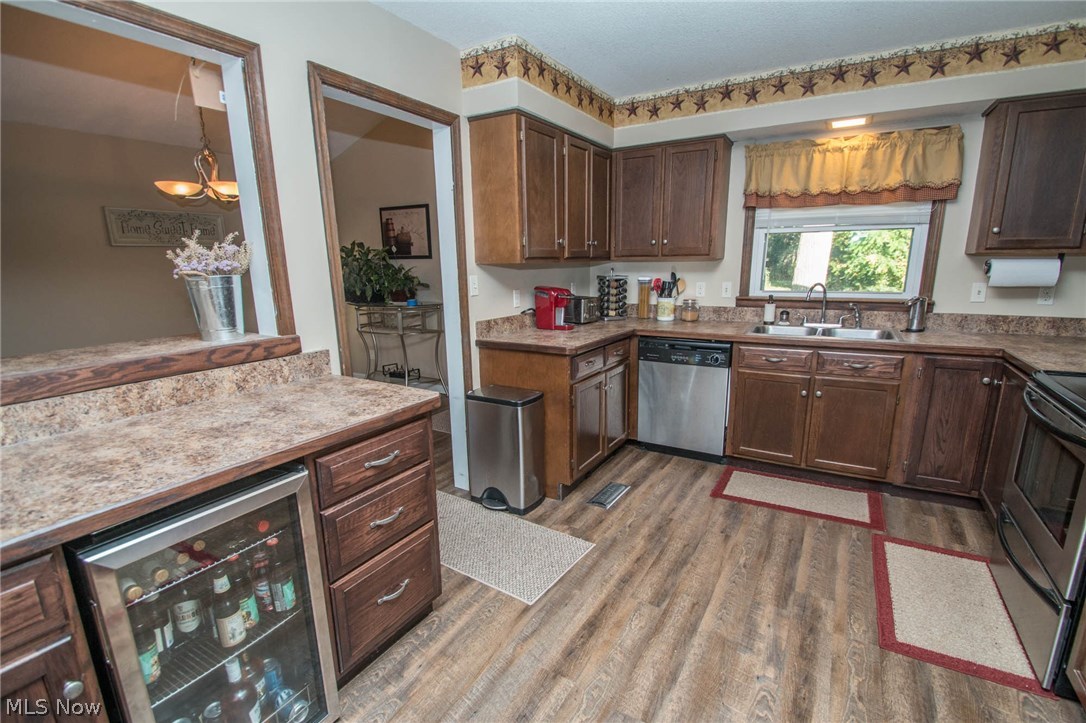 6503 Oberlin Road Lorain, OH 44053 - Photo 6 of 35 Breakfast bar with built-in wine/beer refrigerator