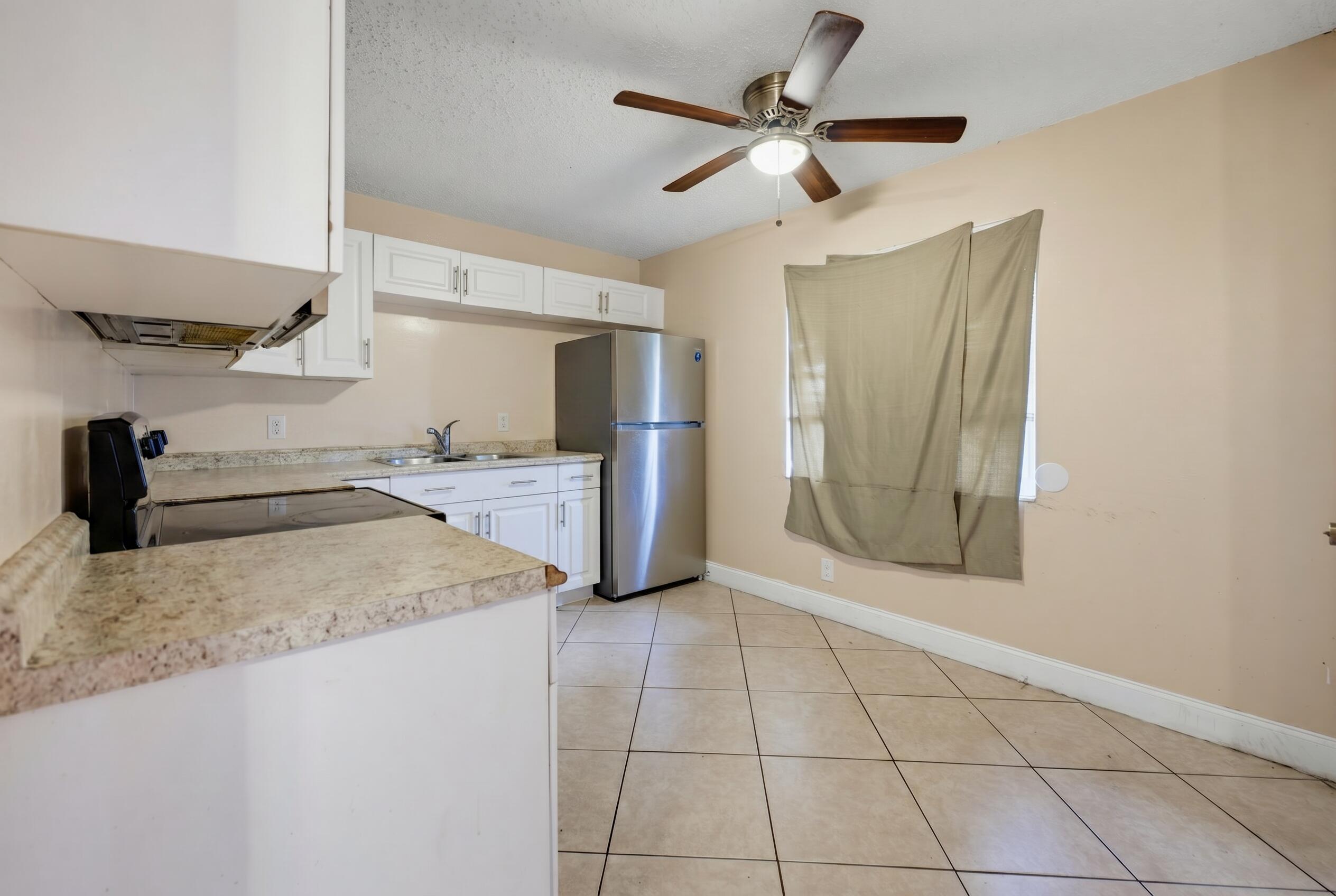 1525 West 17th Street Riviera Beach, FL 33404 - Photo 9 of 18 Woolf_1525_W_17th_declutter (9)
