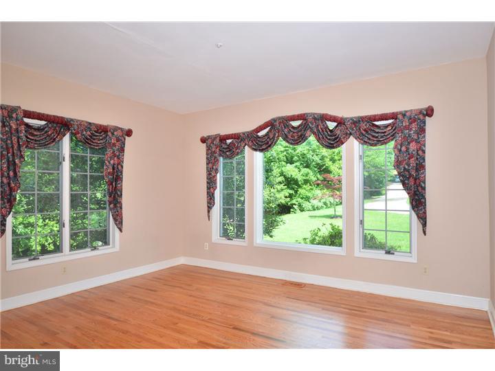 1265-2 Cedar Grove Road Media, PA 19063 - Photo 4 of 25 Living Room