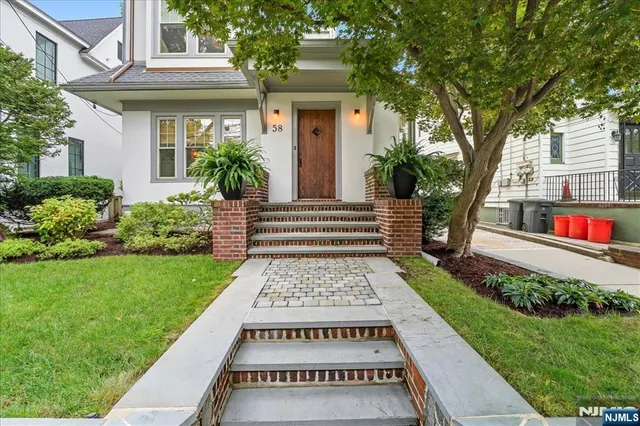 a view of the entrance of the house