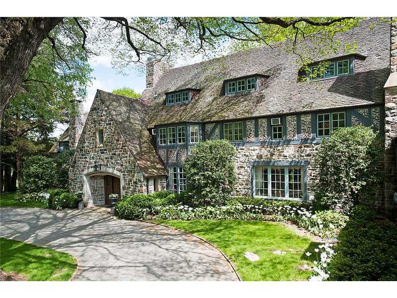 18 Porchuck Road Greenwich, CT 06831 - Photo 3 of 15 a front view of a house with garden