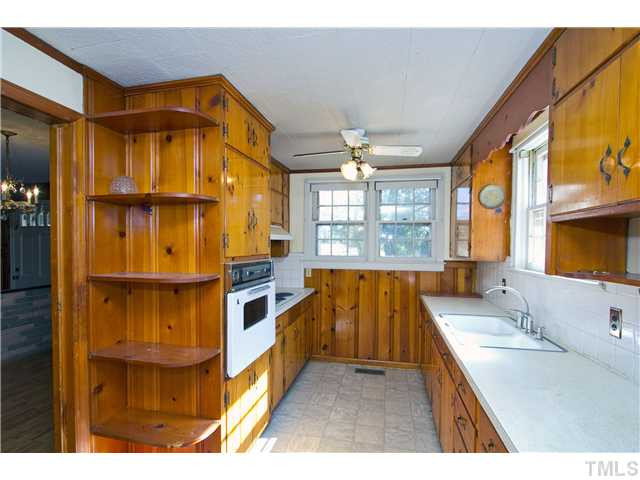 Moving around is convenient and easy in this kitchen. Kitchen
