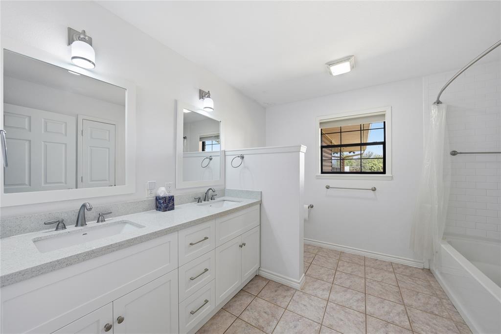 12985 County Road 4331 Larue, TX 75770 - Photo 18 of 23 a bathroom with 2 sink tub and a mirror