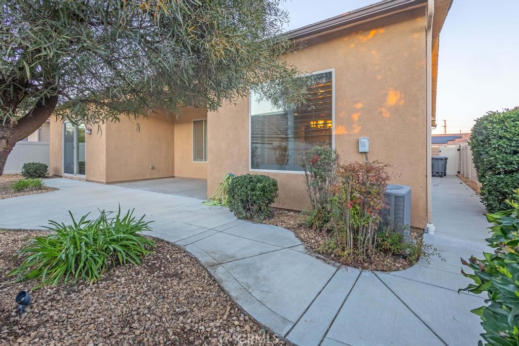1647 Via Rojas Hemet, CA 92545 - Photo 25 of 29 a front view of a house with garden