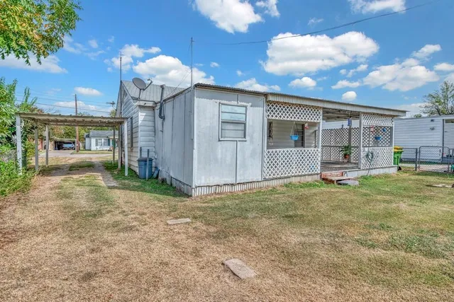 a view of a house with backyard and porch