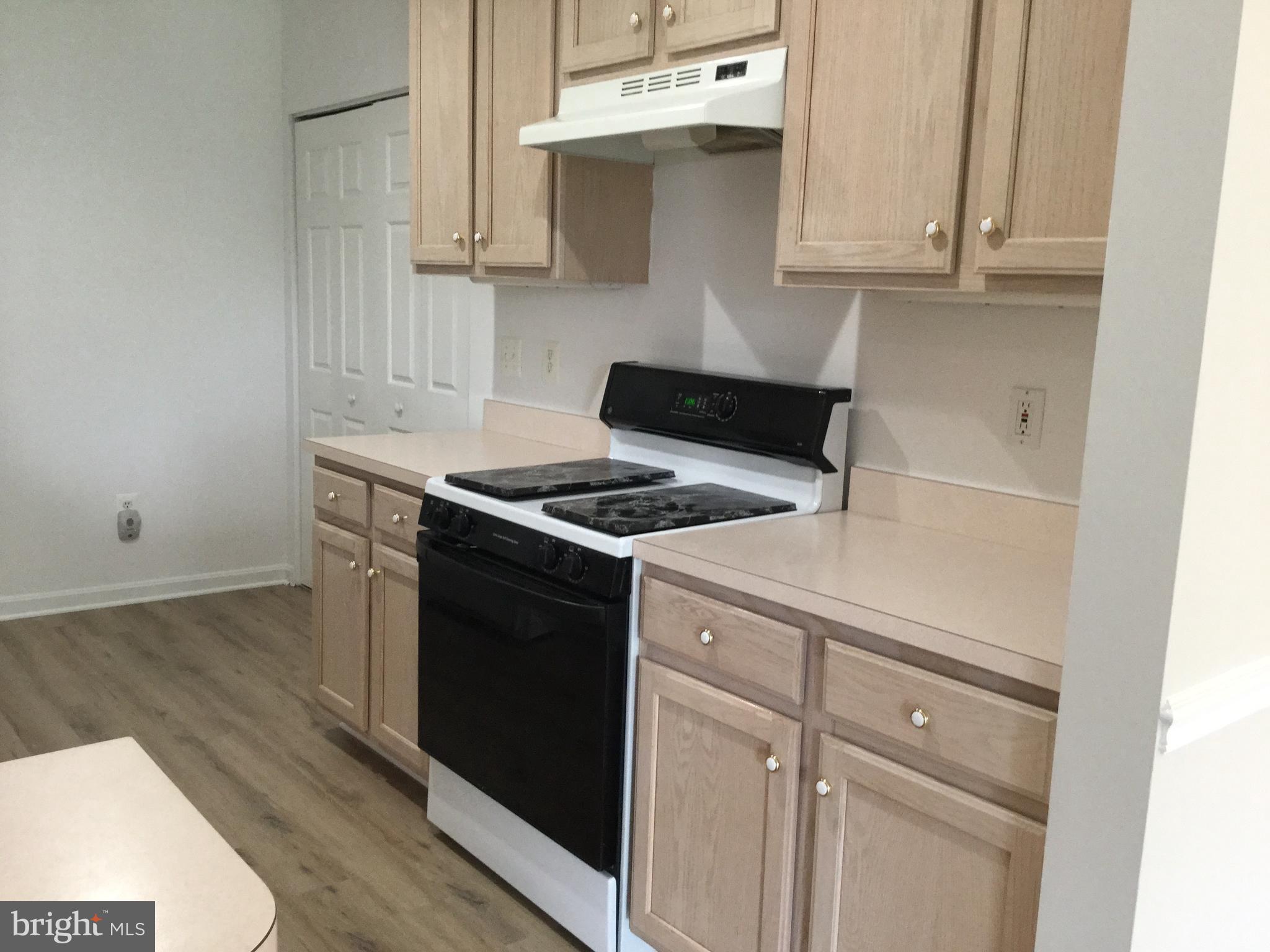 25252 Riffleford Square, Unit 103 Chantilly, VA 20152 - Photo 8 of 20 Gas cooking