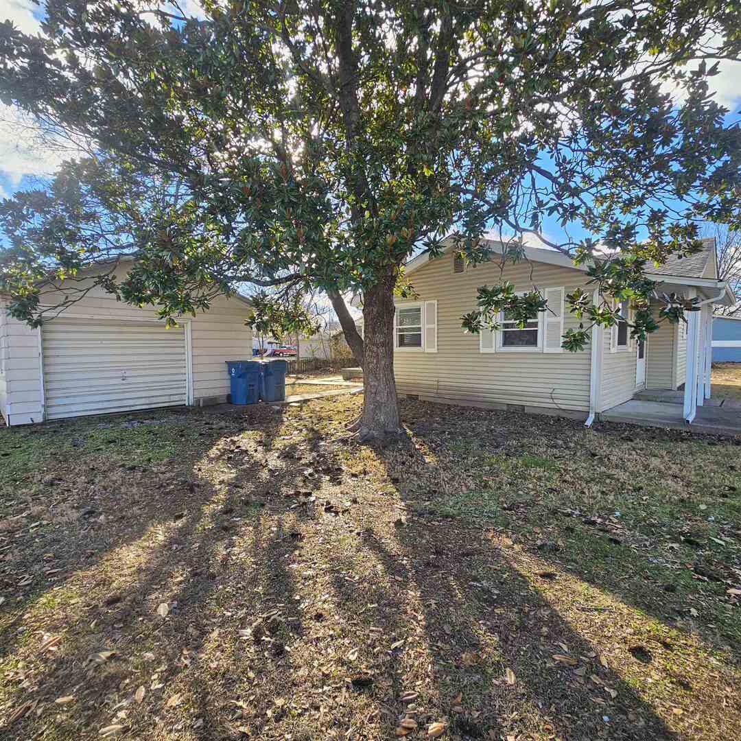 609 Airport Road Mount Vernon, IL 62864 - Photo 3 of 27 a view of a house with a tree