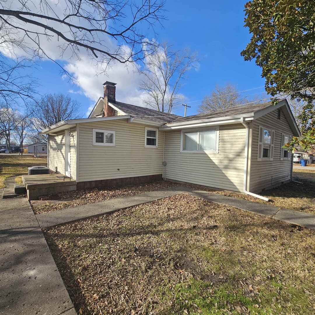 609 Airport Road Mount Vernon, IL 62864 - Photo 4 of 27 a view of a house with a yard