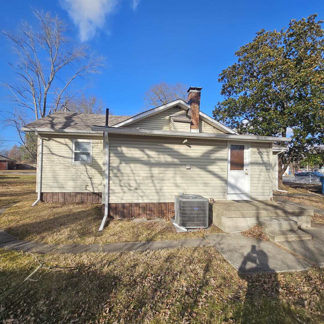 609 Airport Road Mount Vernon, IL 62864 - Photo 6 of 27 a front view of a house with a yard