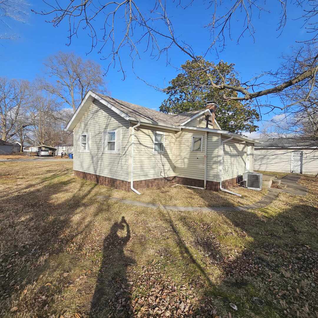 609 Airport Road Mount Vernon, IL 62864 - Photo 7 of 27 a view of a backyard