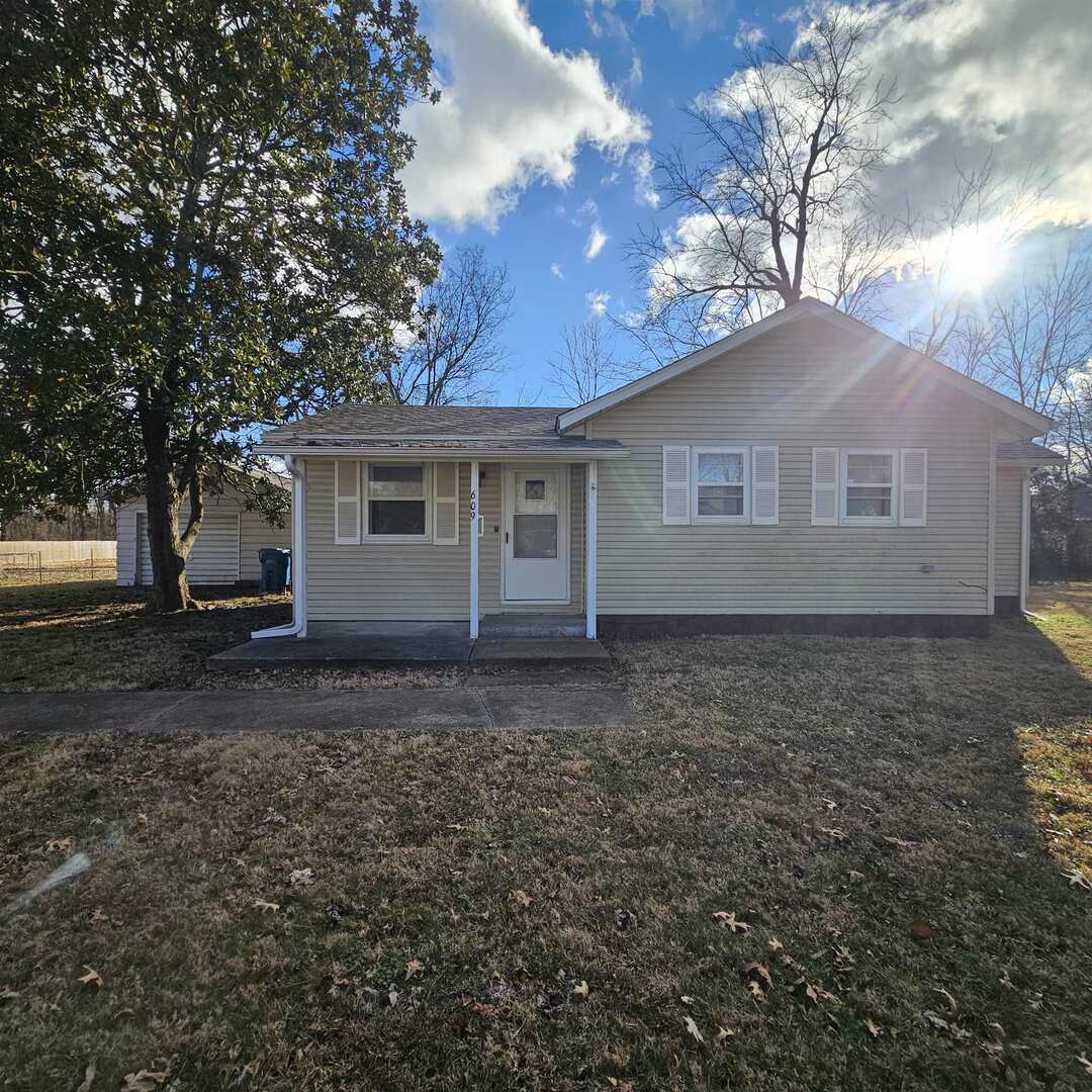 609 Airport Road Mount Vernon, IL 62864 - Photo 9 of 27 a house that has a tree in front of it
