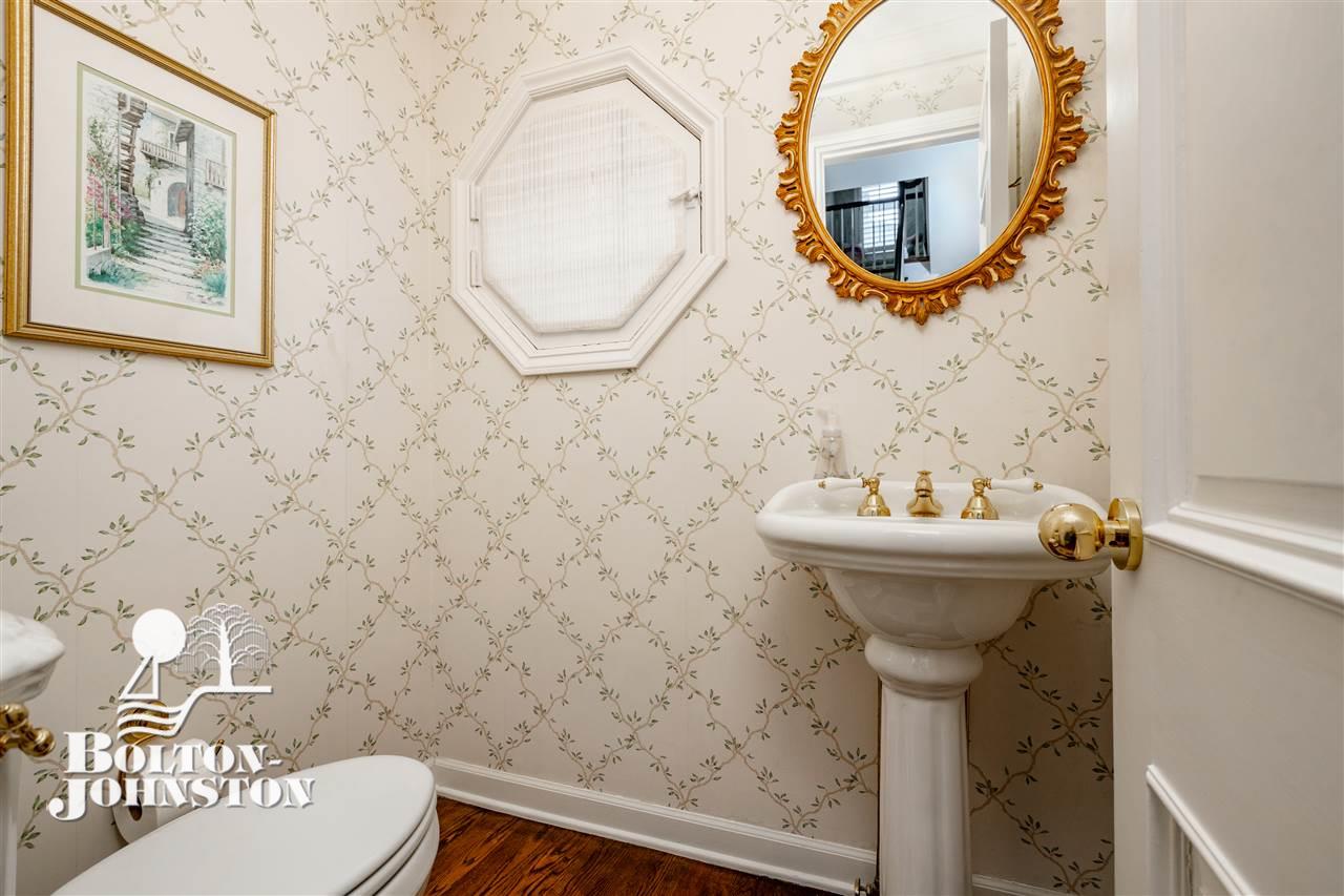 27 Beacon Hill Road Grosse Pointe, MI 48236 - Photo 22 of 51 Powder Room