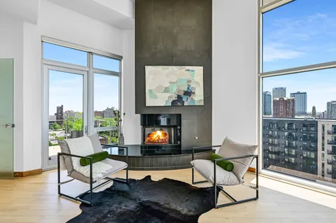 $1,695,000 | 601 East Ogden Avenue, Unit 906, Milwaukee, WI 53202