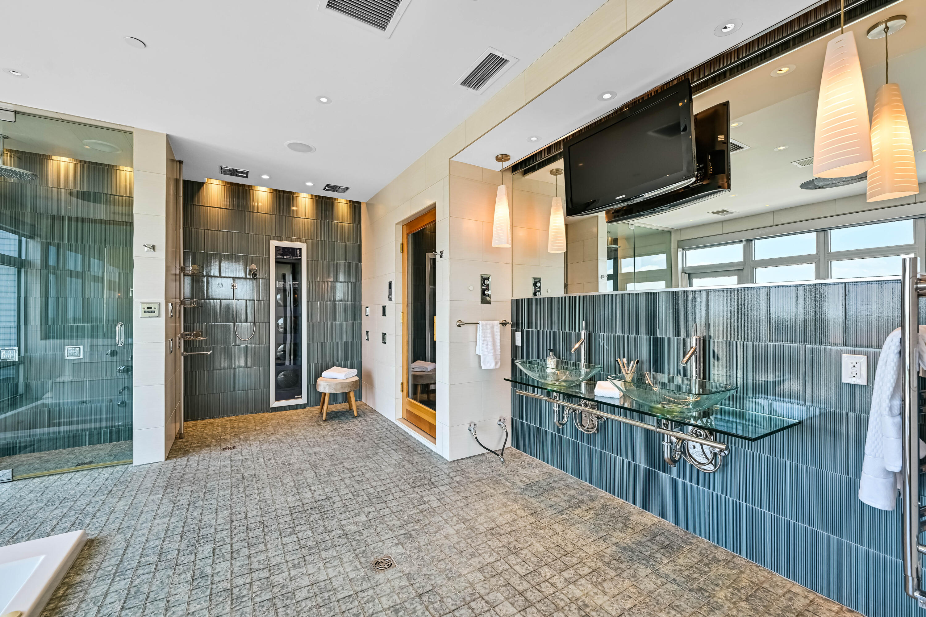 601 East Ogden Avenue, Unit 906 Milwaukee, WI 53202 - Photo 17 of 31 Owner's Private Bath