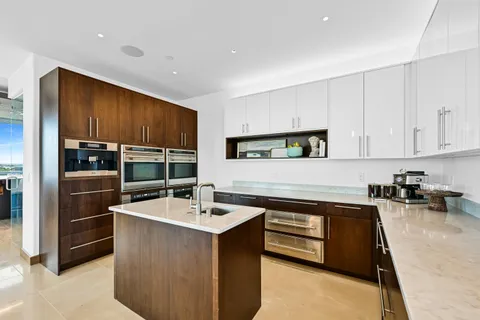 $1,695,000 | 601 East Ogden Avenue, Unit 906, Milwaukee, WI 53202