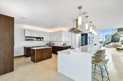 $1,695,000 | 601 East Ogden Avenue, Unit 906, Milwaukee, WI 53202