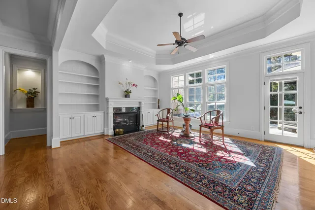 a view of yard with green space