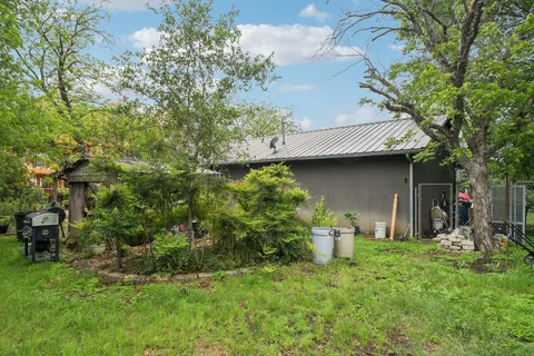 a view of a back yard of the house