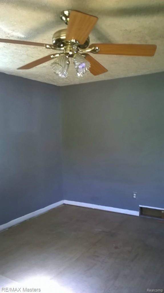 673 Ford Road Carleton, MI 48117 - Photo 5 of 19 LIVING ROOM