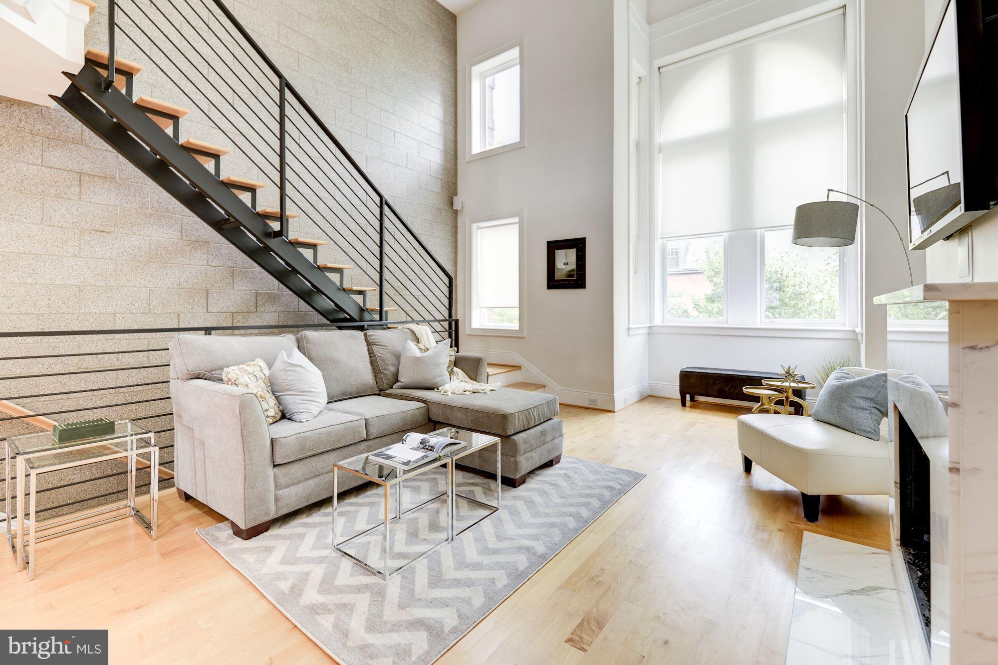 Living Room (1 of 3)