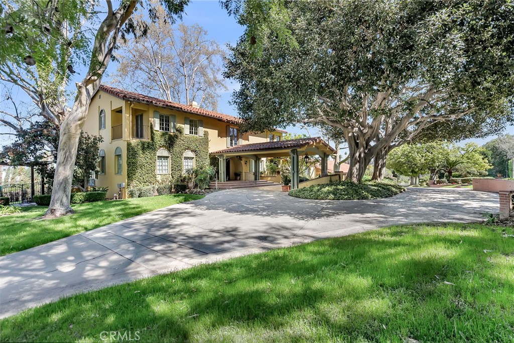 a view of a house with a yard