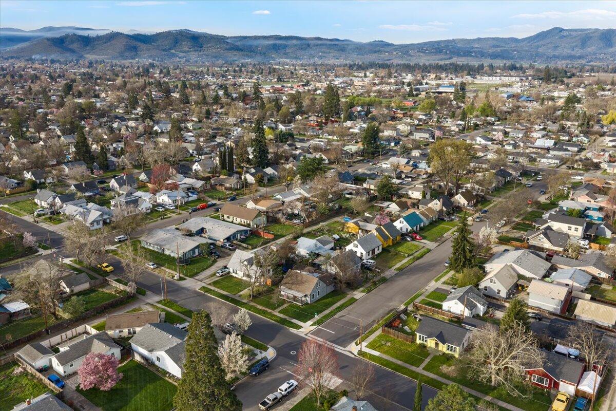 415 Summit Avenue Medford, OR 97501 - Photo 40 of 43 35-DJI_20260316085645_0018_D