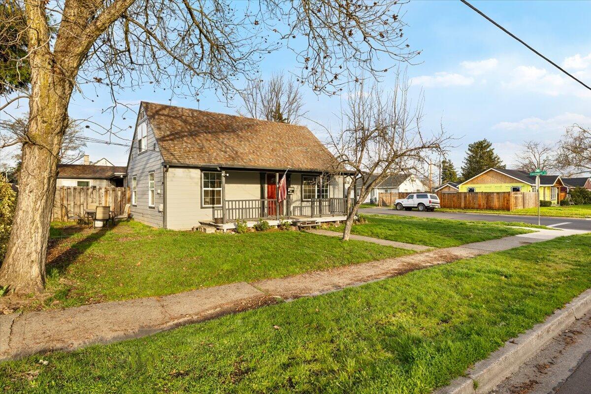 415 Summit Avenue Medford, OR 97501 - Photo 4 of 43 02-CI_0540