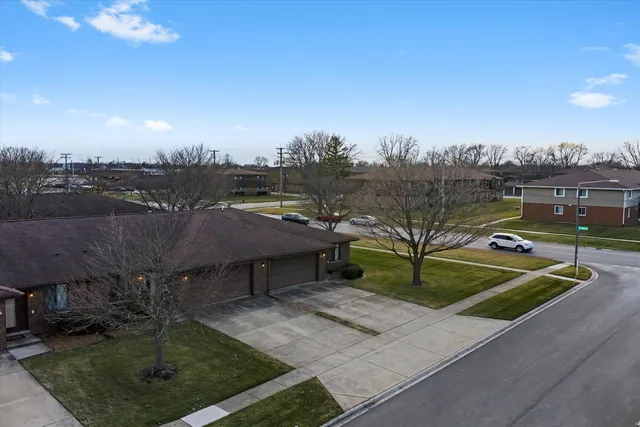 $285,000 | 920 Winter Park Drive, New Lenox, IL 60451