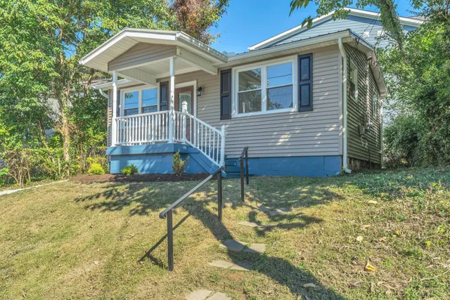 a view of a house with backyard and sitting area