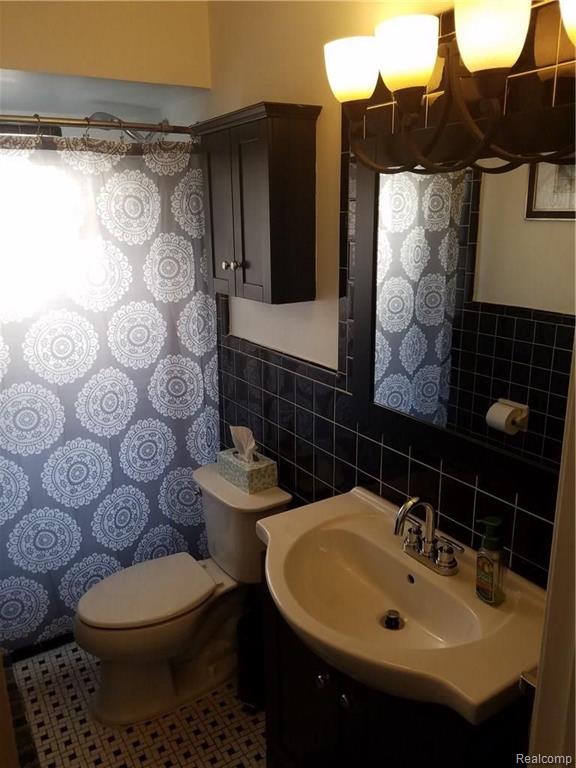2208 Ridgemont Road Grosse Pointe Woods, MI 48236 - Photo 8 of 21