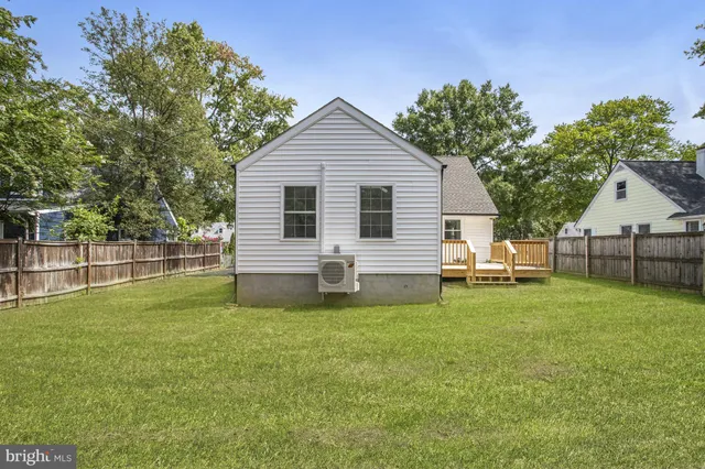 a view of a house with backyard