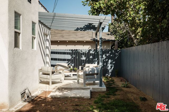 a picture of a bench in the floor