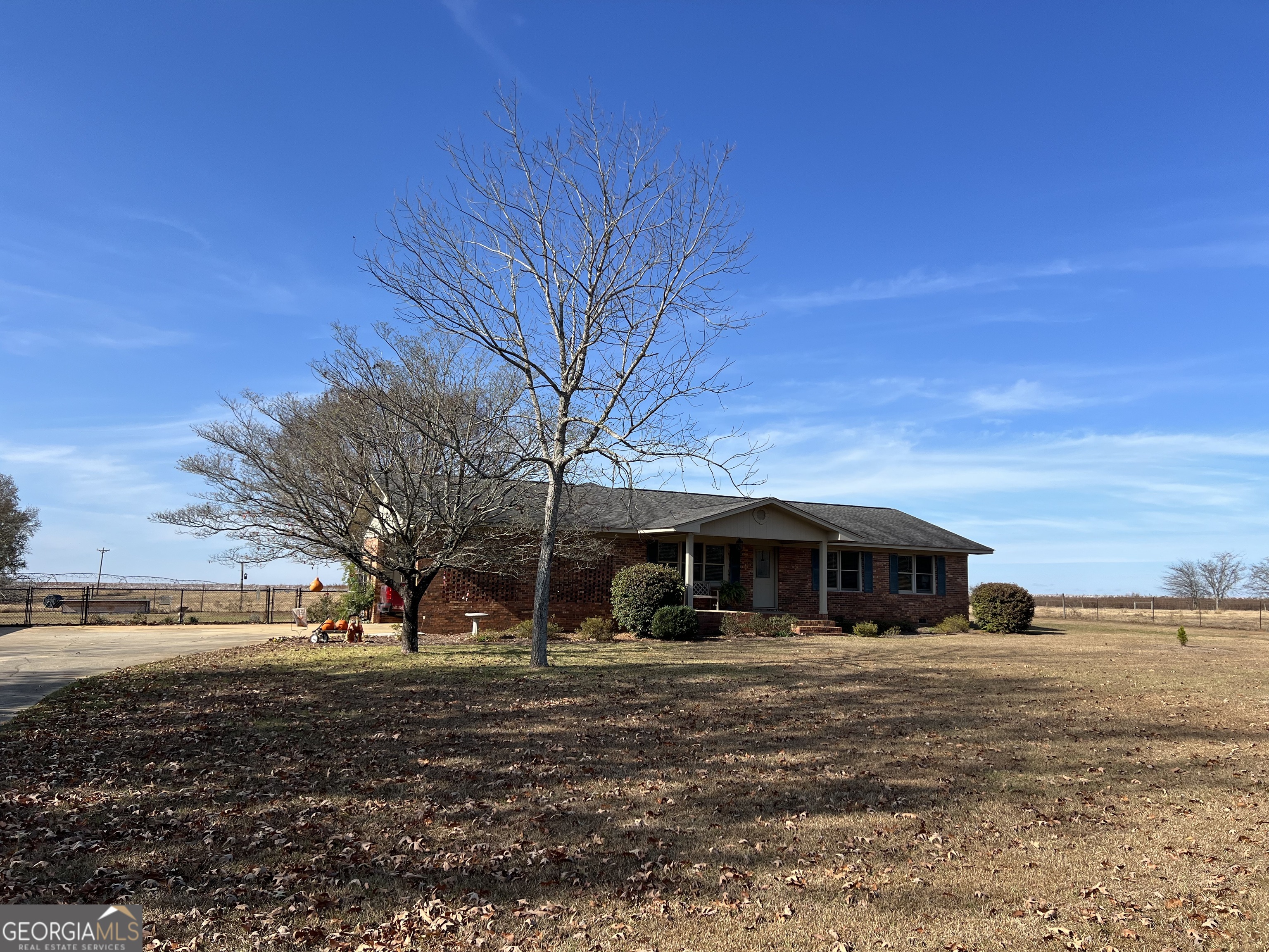 1512 Buckeye Road East Dublin, GA 31027 - Photo 2 of 45 a front view of house with yard