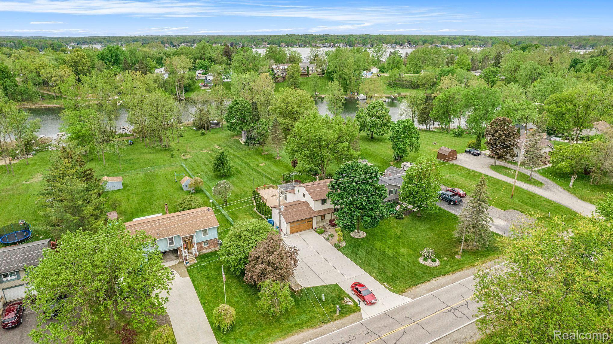 2037 North Long Lake Road Fenton, MI 48430 - Photo 5 of 38 Gallery Image 5