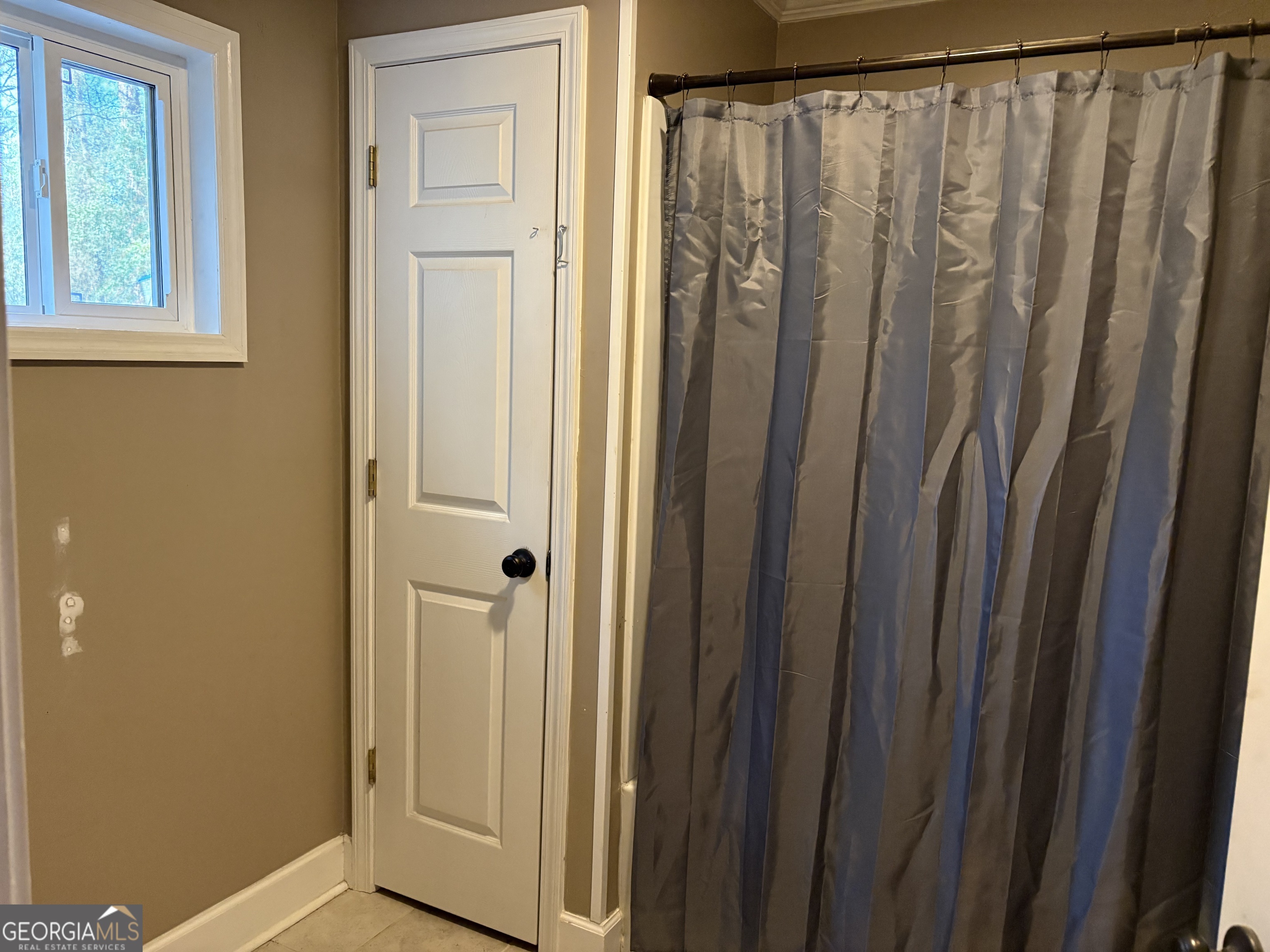 502 Payne Place Dublin, GA 31021 - Photo 25 of 61 a view of a bathroom with a shower and a window